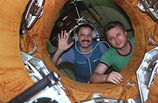 Yury Usachev (left) and Yuri Onufriyenko (right) at the open hatch to say goodbye. 